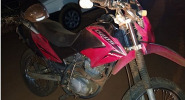 Motoqueiro quase perde a vida após ser enforcado por arame durante acidente na estrada de Monjolinho Motoqueiro quase perde a vida após ser enforcado por arame durante acidente na estrada de Monjolinho