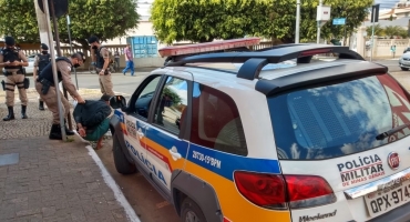 Andarilhos armados com faca e canivete brigam no centro de Patos de Minas por bebida alcoólica 