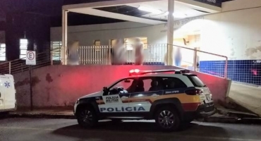 Mulher esfaqueia amásio e deita com a vítima no Bairro Céu Azul em Lagoa Grande Mulher esfaqueia amásio e deita com a vítima no Bairro Céu Azul em Lagoa Grande