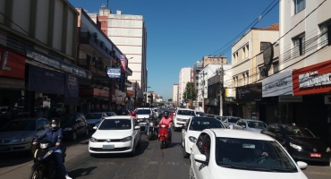 Comerciantes fazem carreata e buzinaço pedindo reabertura total do comércio em Patos de Minas