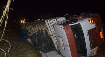  Caminhão tomba na BR-354 em Lagoa Formosa após apresentar problema mecânico 