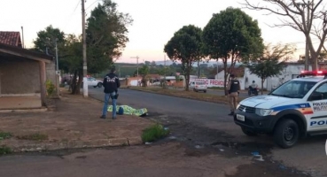 Após matar desafeto autor troca tiros com a polícia e também morre Após matar desafeto autor troca tiros com a polícia e também morre