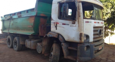 Caminhão carregado com cascalho tomba em estrada vicinal de Lagoa Formosa e motorista sofre escoriações 