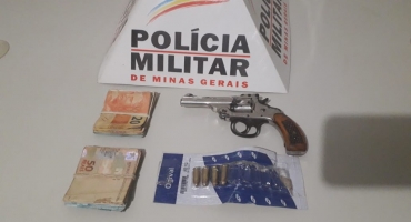 Ações da PM de Monte Carmelo terminam em prisões e apreensões de dinheiro e arma