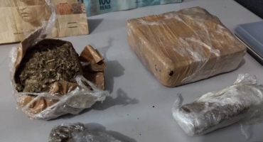 PM de Patos de Minas encaminha suspeitos de tráfico de drogas para a delegacia