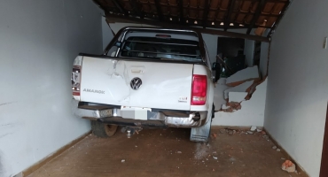 Lagoa Formosa: idoso perde controle direcional de caminhonete e derruba parede da própria residência Lagoa Formosa: idoso perde controle direcional de caminhonete e derruba parede da própria residência