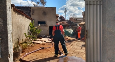 Corpo de Bombeiros combate incêndio em casa no Bairro Lagoa Grande em Patos de Minas