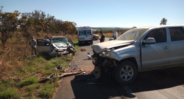 Batida frontal na MG-187 em Serra do Salitre deixa quatro pessoas feridas