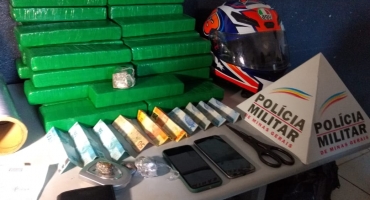 Polícia Militar intercepta veículo carregado com mais de 30 quilos de maconha Polícia Militar intercepta veículo carregado com mais de 30 quilos de maconha