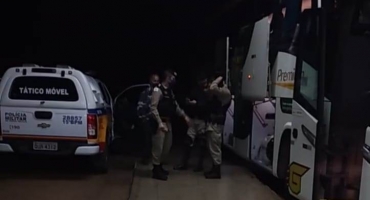 Lagoa Formosa: Polícia Militar apreende grande quantidade de maconha dentro de ônibus e prende suspeito