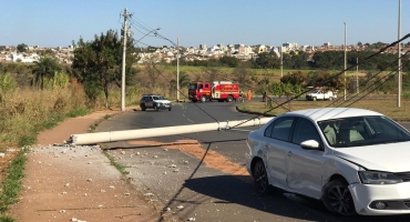 Condutora de 19 anos perde controle direcional e quebra poste no prolongamento da Avenida Fátima Porto