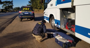 Mãe e filha são presas transportando aproximadamente 50 quilos de drogas dentro de ônibus na BR-365