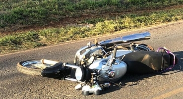 Duas pessoas ficaram feridas após queda de motocicleta na cidade de Patos de Minas