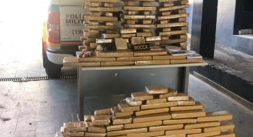 Adolescente transportando dezenas de quilos de maconha é apreendido pela PM na BR-365 em Patos de Minas