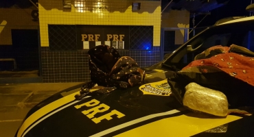 De novo: PRF encontra droga em mochila de passageiro de ônibus interestadual na BR-365 De novo: PRF encontra droga em mochila de passageiro de ônibus interestadual na BR-365