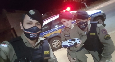 Arapuá: menino de 4 anos  fã da Polícia Militar recebe visita de policiais em festa de aniversário