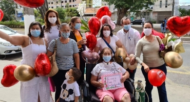 Mulher de 81 anos vence a COVID-19 após 32 dias internada em Patos de Minas Mulher de 81 anos vence a COVID-19 após 32 dias internada em Patos de Minas