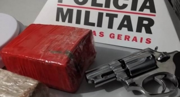 PM apreende drogas e dinheiro no Bairro Jardim Esperança na cidade de Patos de Minas PM apreende drogas e dinheiro no Bairro Jardim Esperança na cidade de Patos de Minas