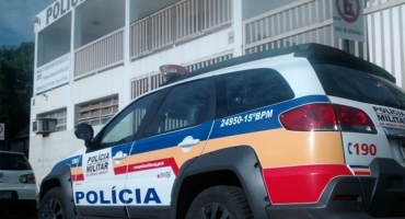 Crianças  de 1 e 2 anos são encontradas na rua em Patos de Minas e PM localiza pais dormindo