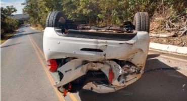 Para não atropelar animal silvestre motorista capota veículo na MG-410 no município de Presidente Olegário