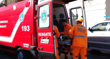 Suspeita de agressão foge após ameaçar ex-colegas e se envolver em acidente em Patos de Minas