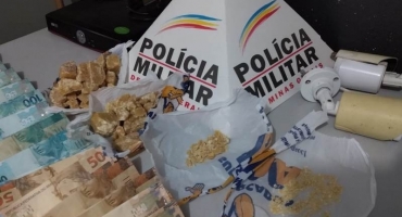 PM localiza grande quantidade de crack e dinheiro em residência na cidade de Patos de Minas