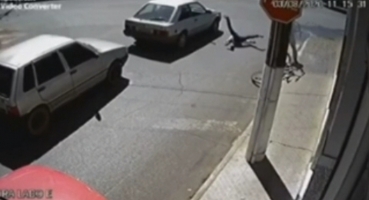 Câmera de segurança flagra motorista agredindo ciclista em Carmo Paranaíba