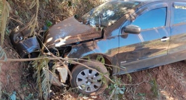 Motorista perde controle do veículo e colide em barranco às margens da LMG-726