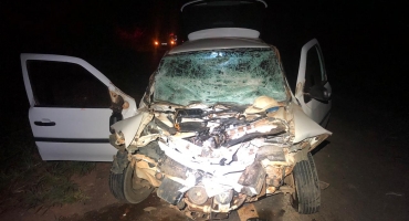 Motorista morre na MG-230 após colidir automóvel em carreta de trator 