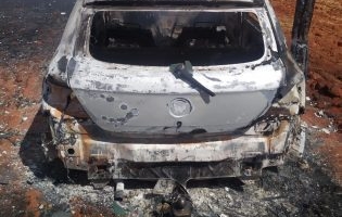Homem é agredido por ladrões ao ter carro roubado e queimado em Lagamar