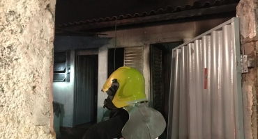 Após briga, incêndio em casa no Bairro Padre Eustáquio mobiliza equipe do Corpo de Bombeiros