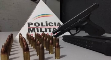PM localiza pistola com carregador alongado em residência na cidade de Patos de Minas