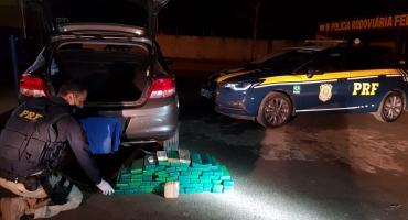 PRF de Patos de Minas localiza mais de 58 quilos de maconha após abordar veículo na BR-365