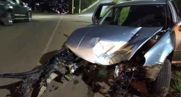 Carro tem motor arrancado após motorista bater em poste de iluminação pública em Patos de Minas