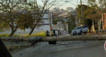 Motorista perde controle direcional e derruba poste de iluminação pública em Patos de Minas