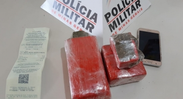 Passageira com criança de colo é presa dentro de ônibus com um quilo de maconha 