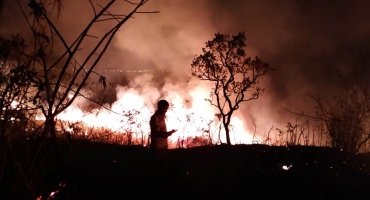 Queimada clandestina próxima á área urbana de Lagoa Formosa deixa ruas e residências cheias de fuligem 