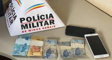 Morador de Carmo do Paranaíba encontra celular e dinheiro na rua e entrega para a Polícia Militar