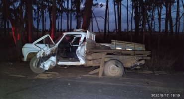 Caminhonete fica destruída ao ser atingida por caminhão na AMG-1410 em Carmo do Paranaíba 