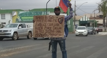 Venezuelano de passagem por Carmo do Paranaíba teve documentos furtados e pede ajuda para chegar a Brasília