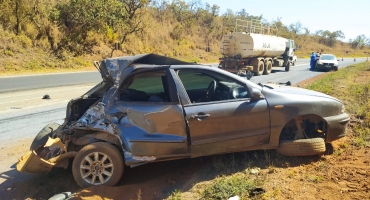 Motorista desobedece ordem de parada obrigatória, foge da polícia e se envolve em acidente na BR-354