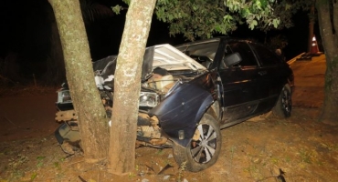 Carmo do Paranaíba: motorista inabilitado perde controle direcional de automóvel e fica ferido ao atinge árvore 