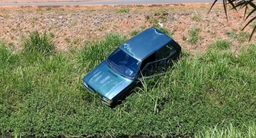 Mais um: motorista cochila, atravessa avenida e quase cai no Córrego do Monjolo em Patos de Minas