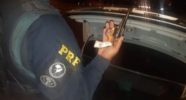 PRF  de Patos de Minas aborda veículo na BR-365 e localiza arma de fogo