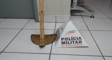 Sobrinho embriagado e drogado é impedido pela PM de acertar golpe de enxada na cabeça de tio