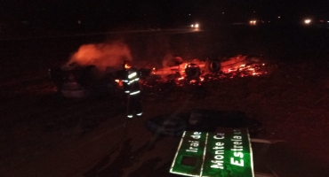 Motorista morre carbonizado após caminhão pegar fogo na BR-365 
