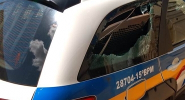Indivíduo detido com motocicleta furtada reage a prisão e quebra xadrez e vidro de viatura policial