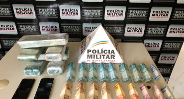 Polícia Militar de Monte Carmelo apreende grande quantidade de maconha dentro de veículo e prende suspeitos
