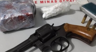Rapaz de 21 anos é detido com arma, munições e drogas em Patos de Minas