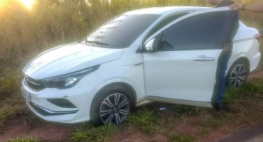 Taxista de Carmo do Paranaíba escapa de assaltantes no momento em que os bandidos roubavam seu automóvel